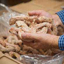 Cargar imagen en el visor de la galería, Cuellos de faisán liofilizados para perros o gatos, 2 oz
